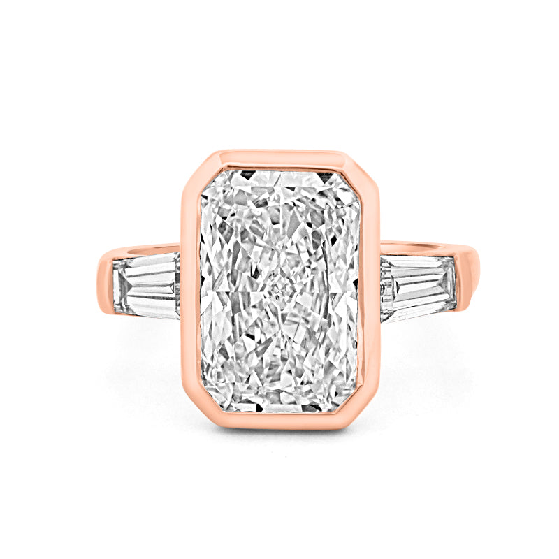 Anel com Diamante Radiant Cut de 5 CT em Engaste Bezel (LG)