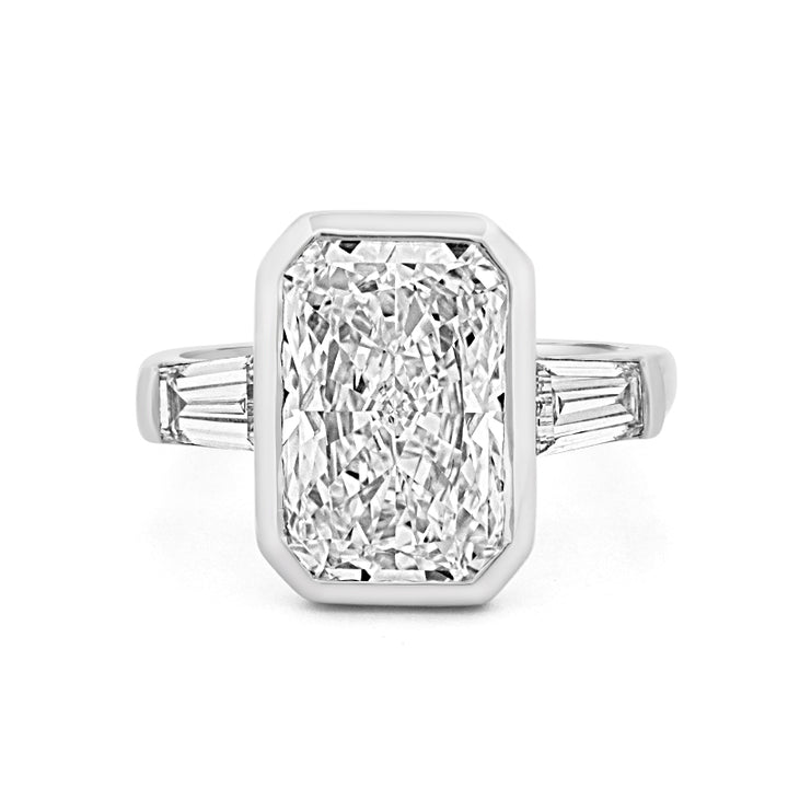 Anel com Diamante Radiant Cut de 5 CT em Engaste Bezel (LG)