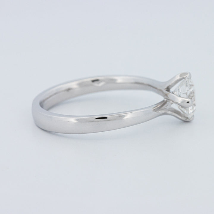 Round Cut Twist Band Solitaire (LG)