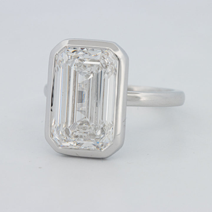 Solitário de 7.12 CT com Esmeralda Corte Bezel Setted (LG)