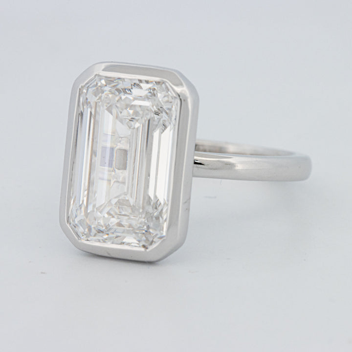 Solitário de 7.12 CT com Esmeralda Corte Bezel Setted (LG)