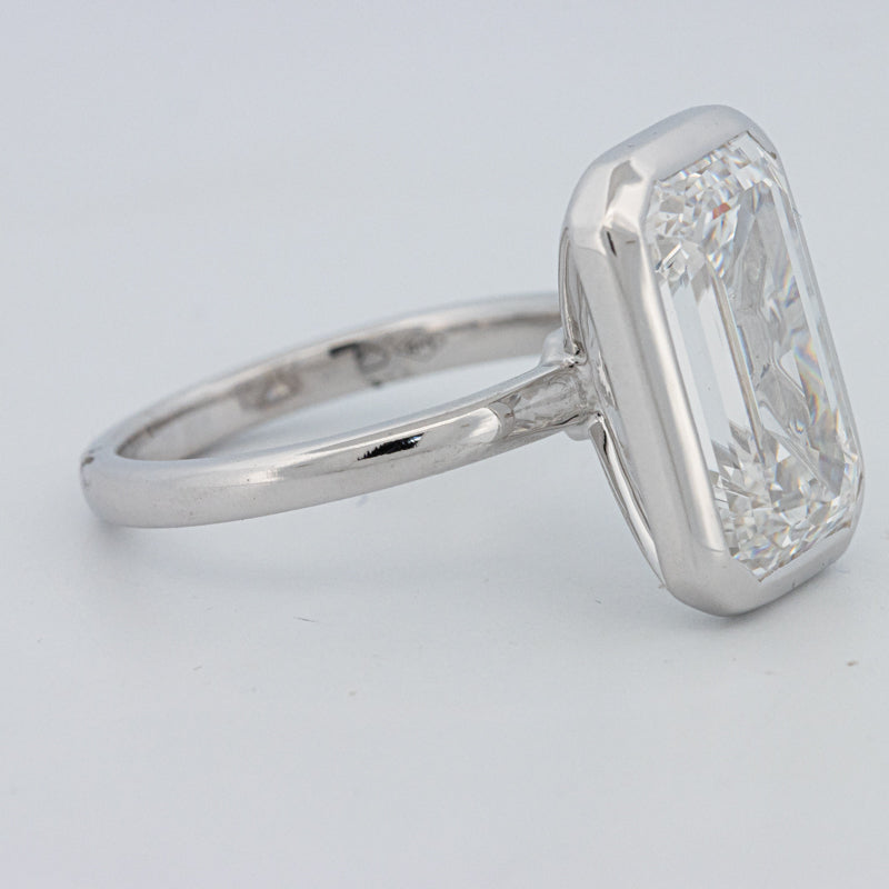 Solitário de 7.12 CT com Esmeralda Corte Bezel Setted (LG)