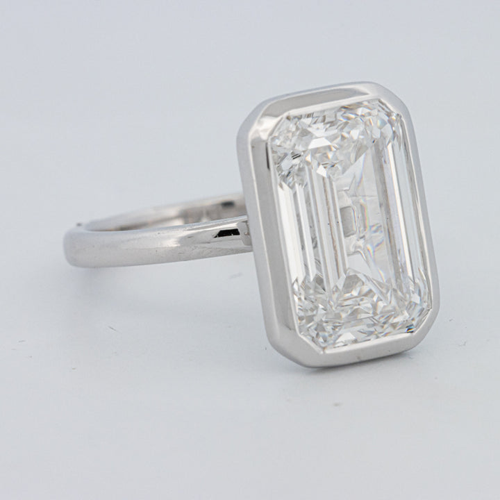 Solitário de 7.12 CT com Esmeralda Corte Bezel Setted (LG)