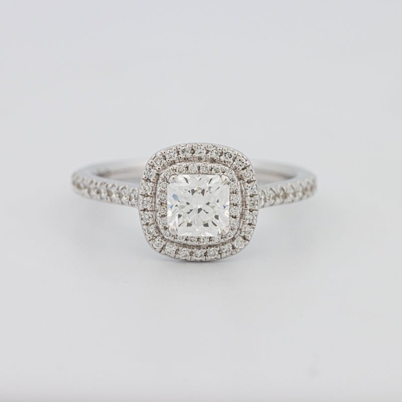 0.70 CT Katrore Rrezatues Dyfishtë Halo Solitaire