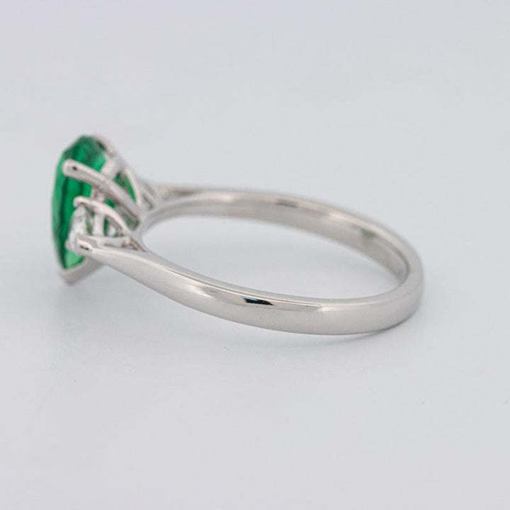 1.10 CT Pearshape Green Emerald Ring - ZIZOV DIAMONDS