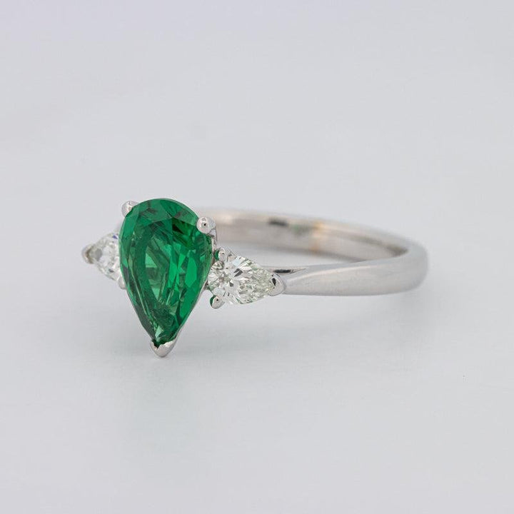 1.10 CT Pearshape Green Emerald Ring - ZIZOV DIAMONDS