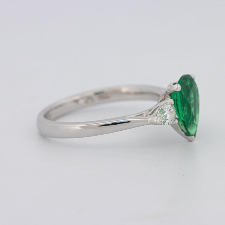 1.10 CT Pearshape Green Emerald Ring - ZIZOV DIAMONDS