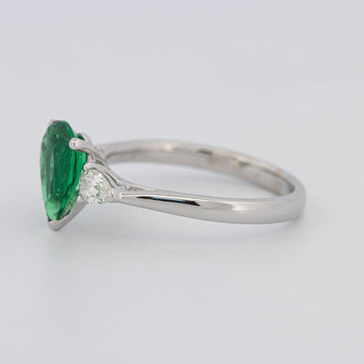 1.10 CT Pearshape Green Emerald Ring - ZIZOV DIAMONDS