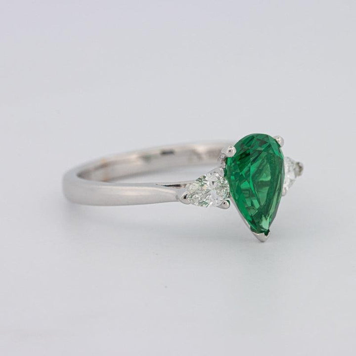 1.10 CT Pearshape Green Emerald Ring - ZIZOV DIAMONDS