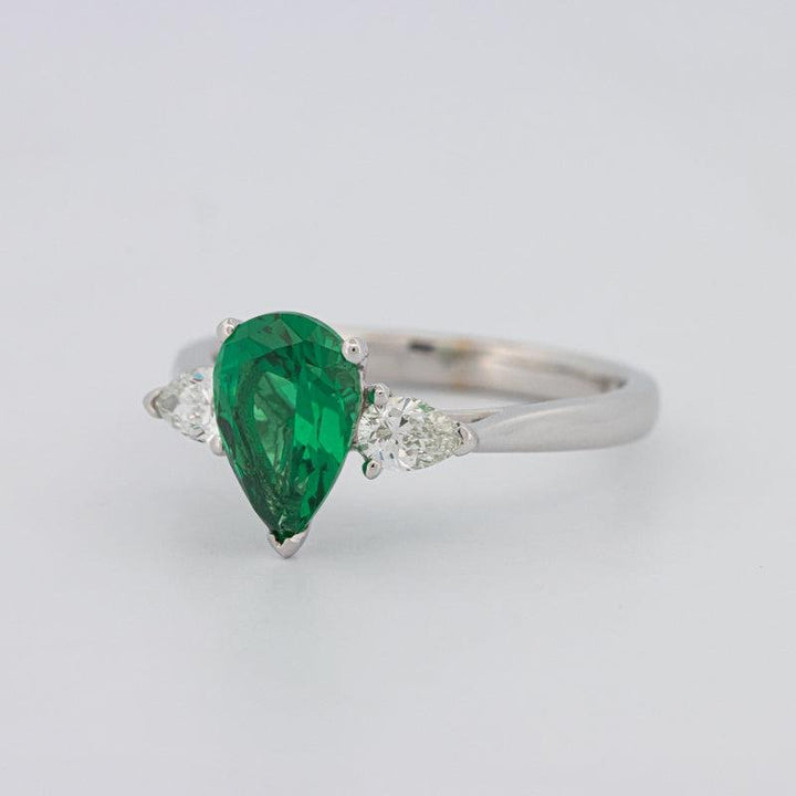 1.10 CT Pearshape Green Emerald Ring - ZIZOV DIAMONDS