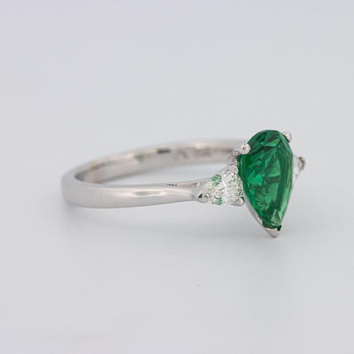 1.10 CT Pearshape Green Emerald Ring - ZIZOV DIAMONDS