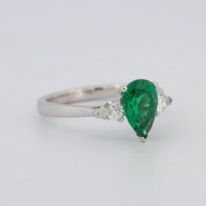 1.10 CT Pearshape Green Emerald Ring - ZIZOV DIAMONDS