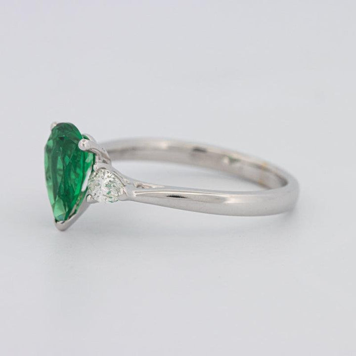 1.10 CT Pearshape Green Emerald Ring - ZIZOV DIAMONDS