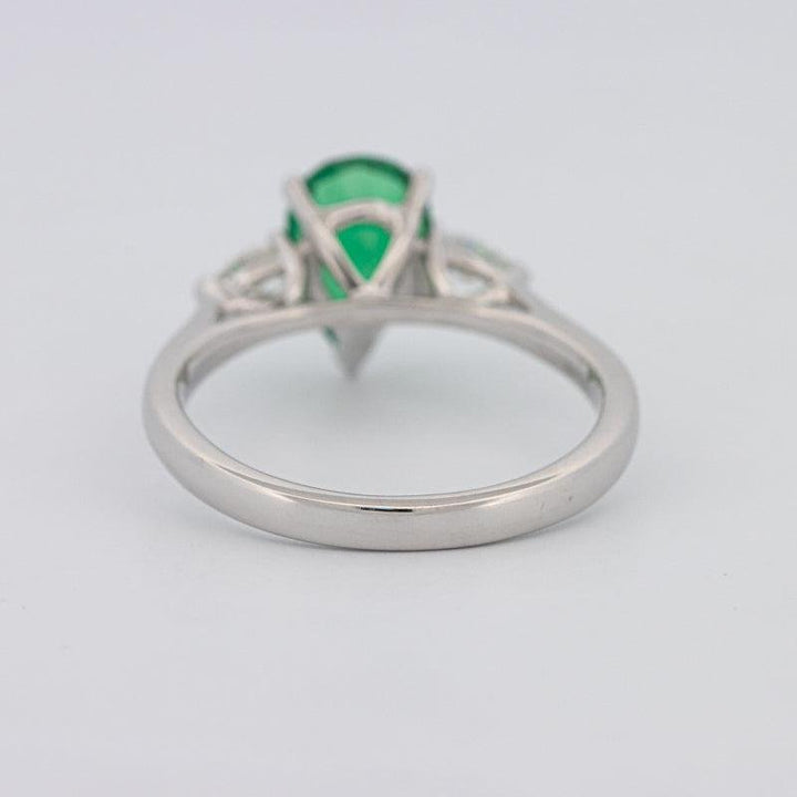 1.10 CT Pearshape Green Emerald Ring - ZIZOV DIAMONDS