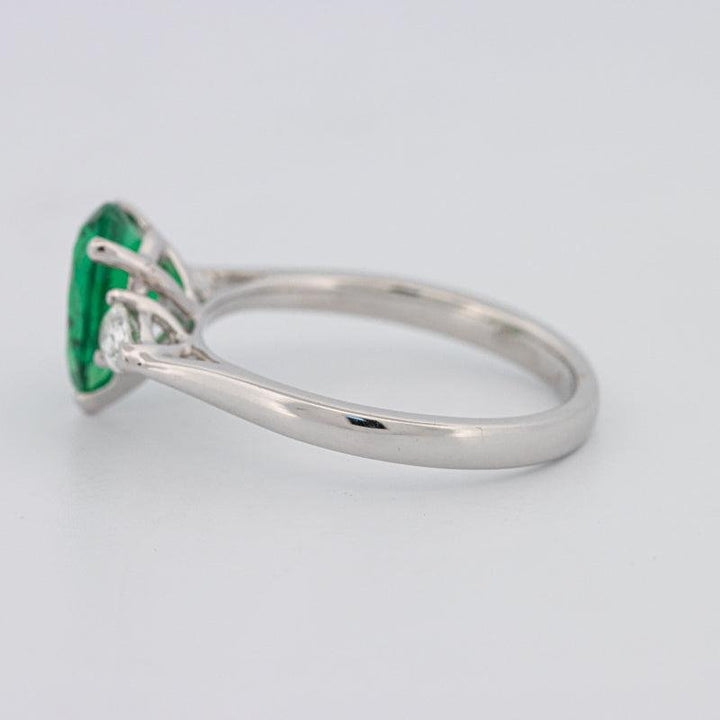 1.10 CT Pearshape Green Emerald Ring - ZIZOV DIAMONDS
