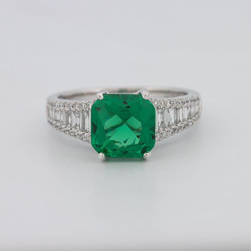 2 CT Quadratischer Radiant Grüner Emerald mit Baguettes