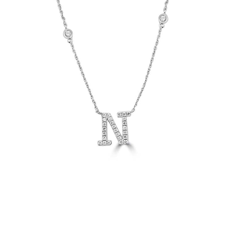 Diamantanhänger mit Initiale „N“.