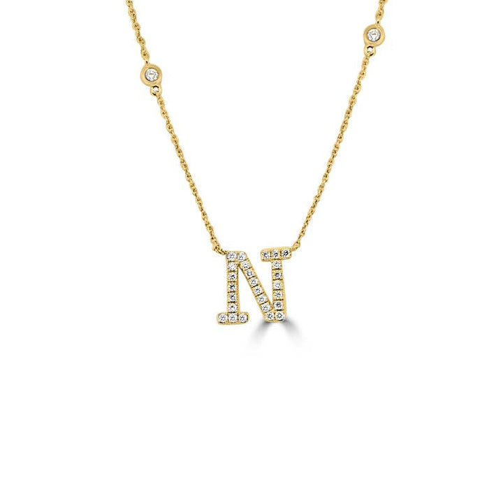 Diamantanhänger mit Initiale „N“.