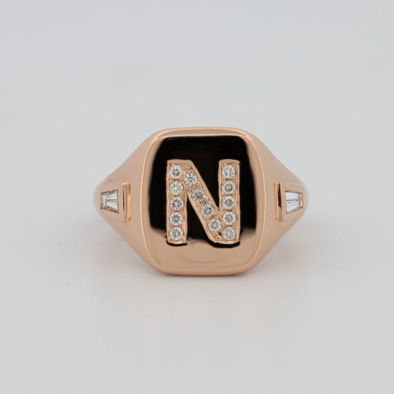 Diamant-Siegelring mit Initiale „N“.