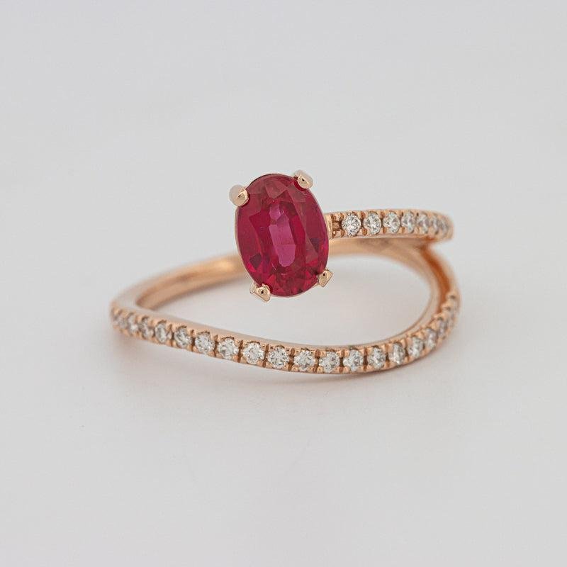 GEDRAAIDE EDELESTEENRING (ROZE SAFFIER)